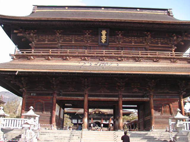 善光寺（長野県長野市）の内側の大きな門