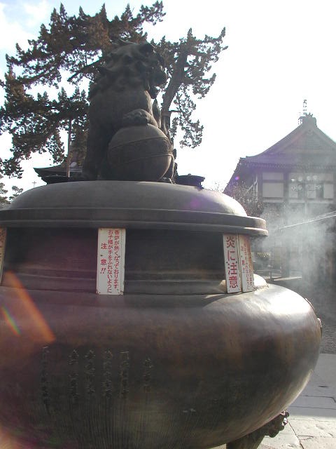 善光寺（長野県長野市）の本堂前のお香をたく炉