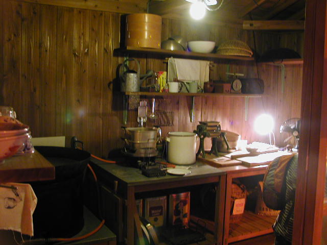 インスタントラーメン発明記念館の安藤百福さんが実験発明をした小屋の中