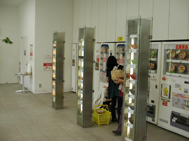 インスタントラーメン発明記念館で販売中のカップラーメンの自販機