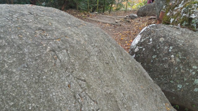 香嵐渓の香積寺から飯盛山山頂にある大きな丸い石