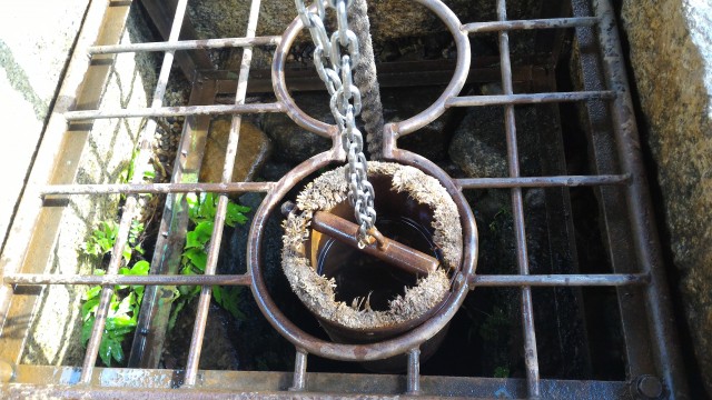 香嵐渓「三州足助屋敷」で井戸水汲み