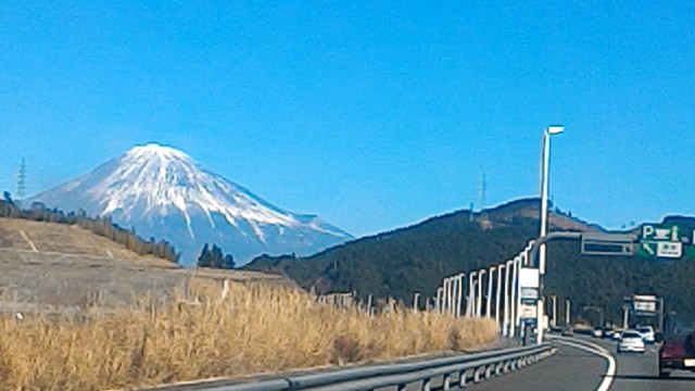清水パーキングエリア手前からの富士山