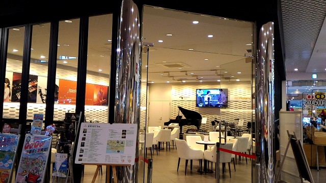 新東名下り浜松SA内のヤマハのコーナー、電子楽器の展示とビデオ