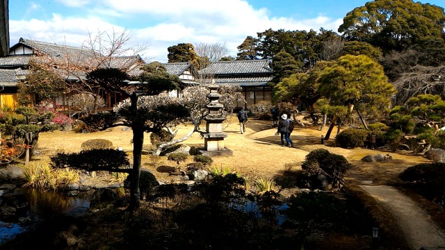 隆泉苑（静岡県三島市）の回遊式庭園の様子