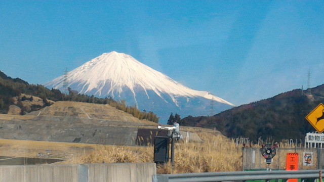 雪化粧の富士山新東名上りで
