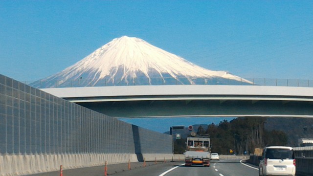 雪化粧の富士山新東名上りで・新清水出口