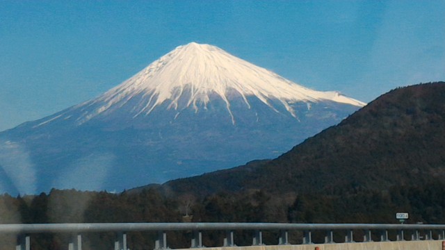 雪化粧の富士山新東名上りで・新清水出口を通過して間もなく