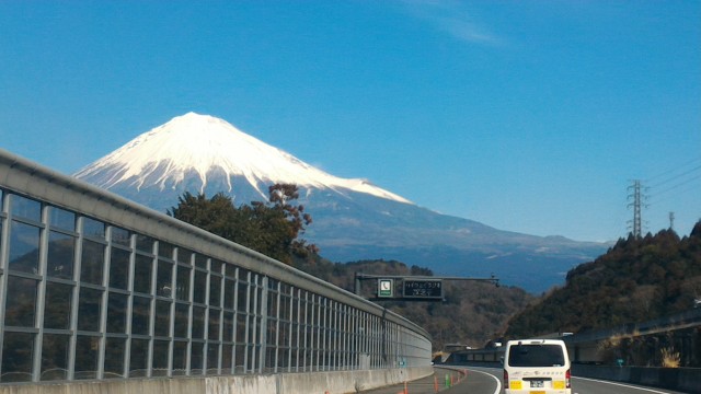 雪化粧の富士山新東名上りで・新清水出口を通過して間もなく