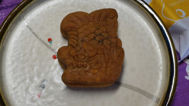 金シャチ焼（名古屋銘菓）の焼き菓子皿の上