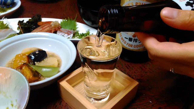 熱海温泉旅館立花の鯛めしプランの料理純米酒を升のコップにそそいで