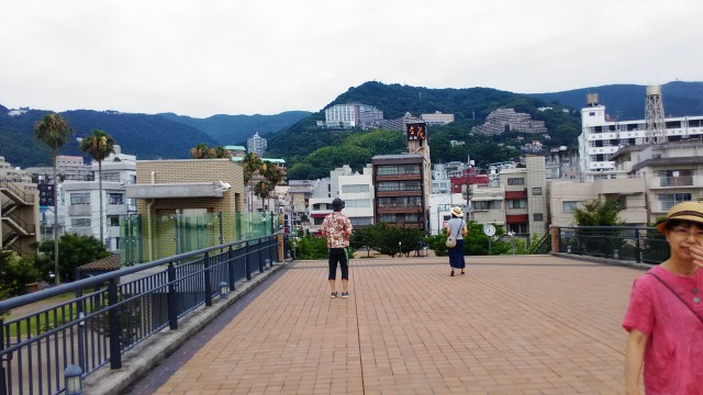 熱海夏の朝・渚デッキと付近の旅館（静岡県熱海市）