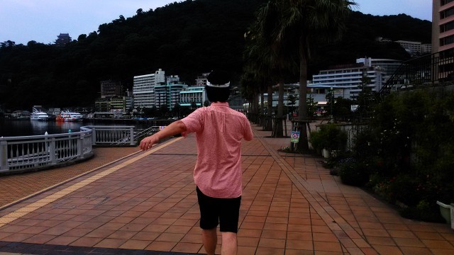 熱海夏の朝・渚デッキを歩く人（静岡県熱海市）