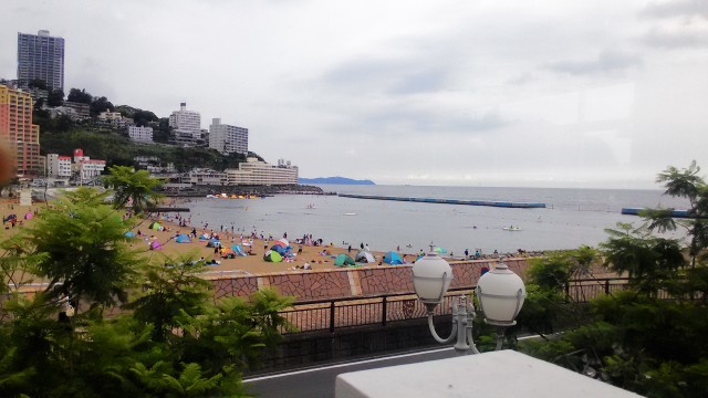 熱海夏の朝・熱海サンビーチ海水浴場で海水浴する人（静岡県熱海市）