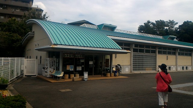 レトロ電車館（名古屋市市電地下鉄保存館）青い屋根の建物