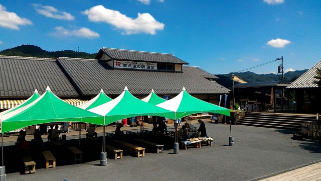 道の駅どんぐりの里いなぶの施設前休憩用テント