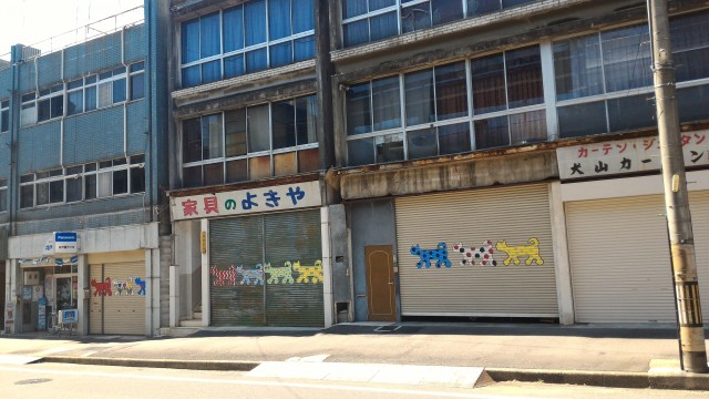 名鉄犬山駅の西本町のすぐ南の商店街シャッターの犬の絵