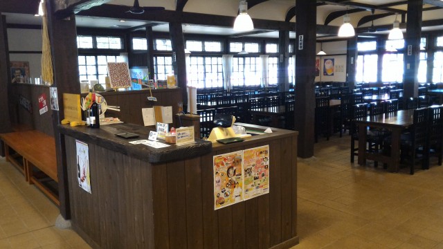 日本昭和村（岐阜県美濃加茂市）の農家レストラン「やまびこ」の店内窓側が明るい