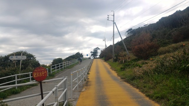 愛知県伊良湖岬の恋路ヶ浜から灯台への道