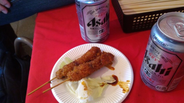 名古屋中区大須観音南門の屋台で串カツと缶ビール