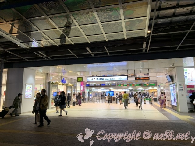 Jr熱海駅と足湯 家康の湯 送迎用駐車場と荷物預り 駅ビル 夜の熱海散歩 熱海市 なごやねっと Na58 Net