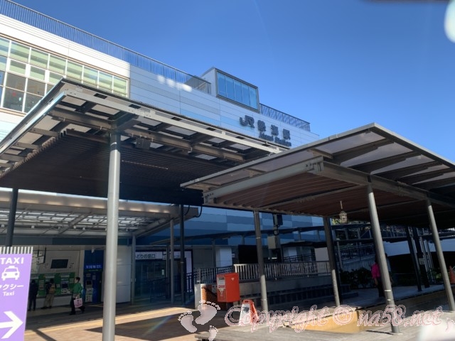 JR熱海駅（静岡県熱海市）と足湯（家康の湯）