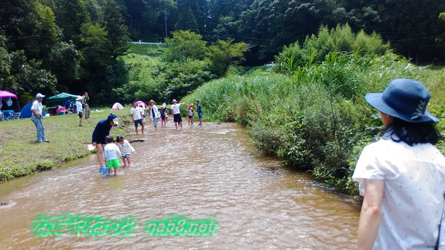 愛知県豊田市王滝渓谷浅瀬で遊ぶ親子