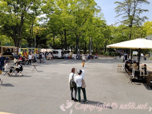 名城公園トナリノtonarino　広場とキッチンカー