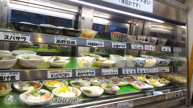 池田温泉新館の二階のレストラン惣菜コーナー