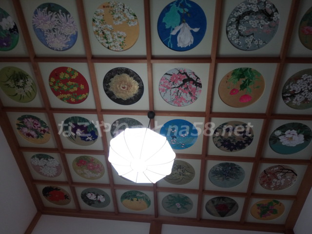 桂昌寺（岐阜県郡上市美並町）の本堂の花がテーマの絵天井