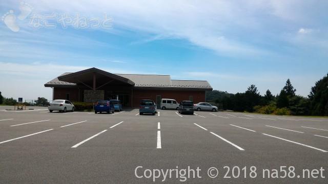 三重県菰野町「希望荘」のケーブルカー山頂館、受付ロビー駐車場