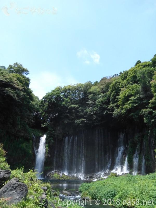  静岡県の富士宮市「白糸の滝」と青空