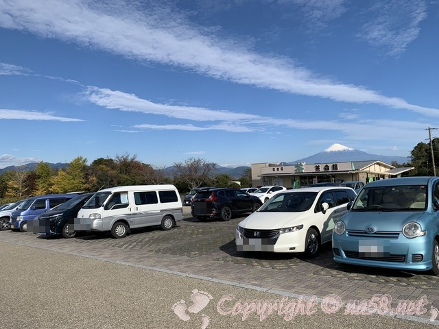 日本平夢テラス（静岡県静岡市）の駐車場と富士山