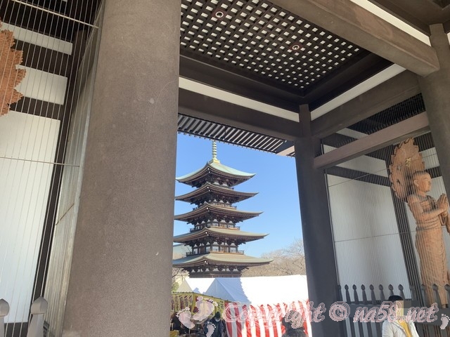 覚王山日泰寺の縁日　弘法さんの日　21日　山門から境内を見る五重塔