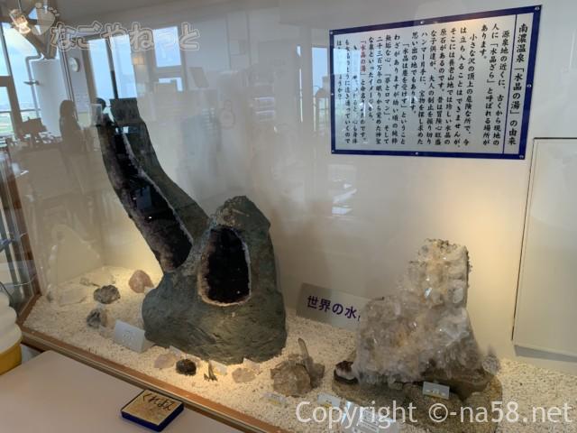 南濃温泉「水晶の湯」（岐阜県海津市）にある大きな水晶の展示