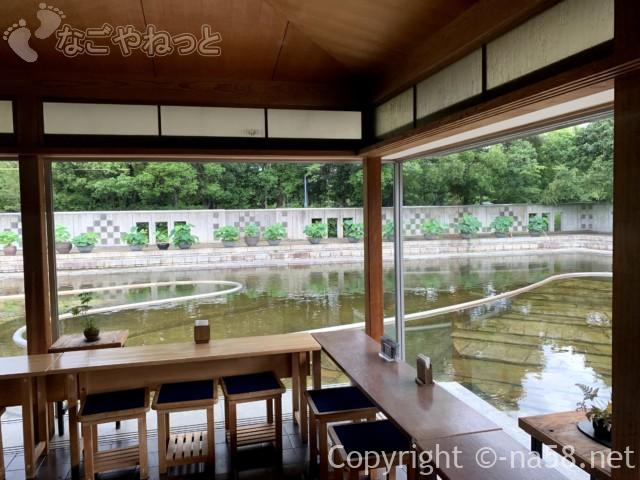 「白鳥庭園」（名古屋市熱田区）の甘味所「汐入亭」から見る「汐入の庭」