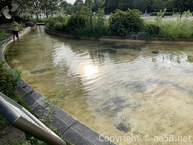 庄内緑地公園（名古屋市西区）のじゃぶじゃぶ池、水の流れは30mほど