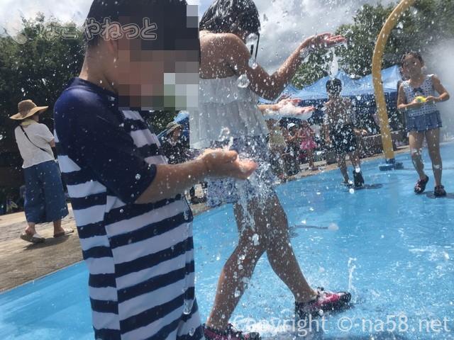 「オアシスパーク」（岐阜県各務原市）のわんぱくフィールドで水遊び2歳の子は大人がついて