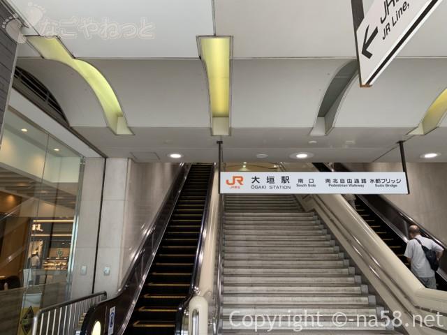 大垣駅、JRの乗り場への階段とエスカレーター（南口）