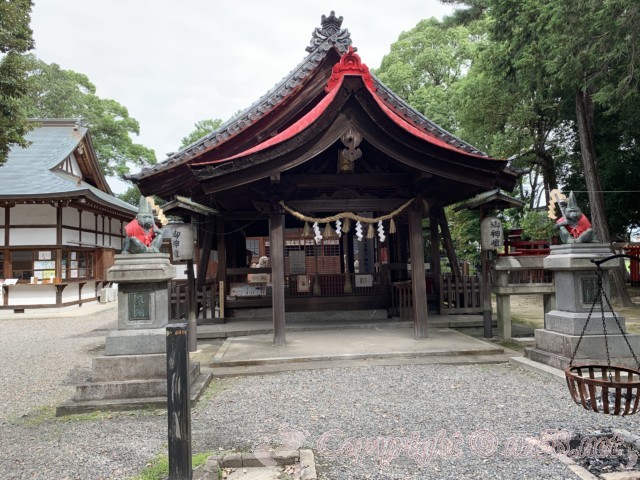 「日吉神社」愛知県清須市、拝殿と青銅製の猿二体