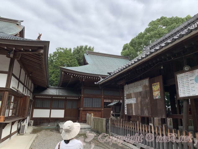 「日吉神社」愛知県清須市、御幣を持ったさる屋根の上に何体もある