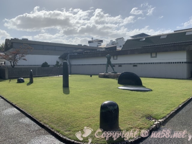 大原美術館（岡山県倉敷市）の庭の芝生の上にイサム・ノグチらの彫刻