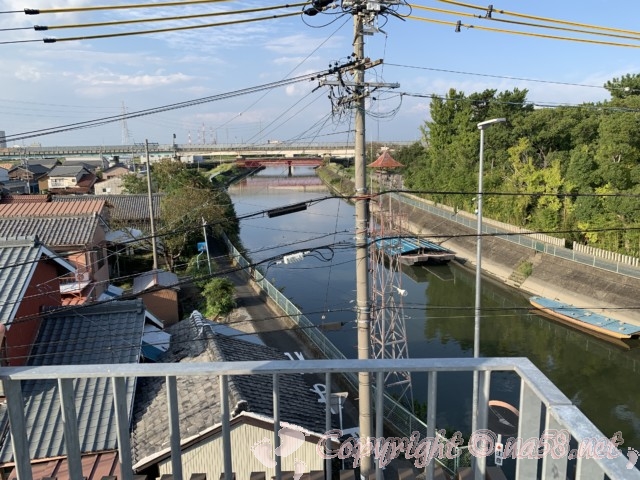 愛知県蟹江町の蟹江観光交流センター祭人の三階屋上からの蟹江川と風景