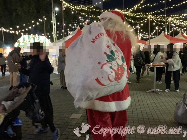 ｘ名古屋クリスマスマーケット（中区久屋大通り公園）2019年、大きなプレゼントの袋をかかえてサンタクロース登場