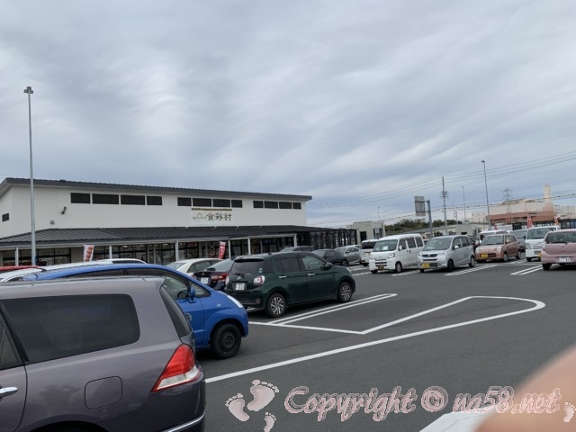 「道の駅とよはし」愛知県豊橋市、あぐりパーク食彩館の外観と駐車場