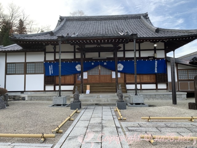 天龍寺（岐阜県可児市）の本堂の前