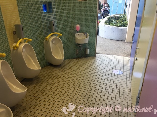 静岡市立日本平動物園（静岡県静岡市）子供用の専用トイレ