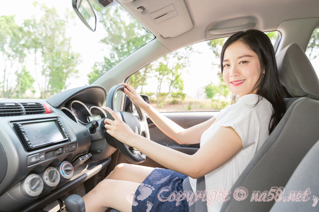 ドライブ　車　若い女性