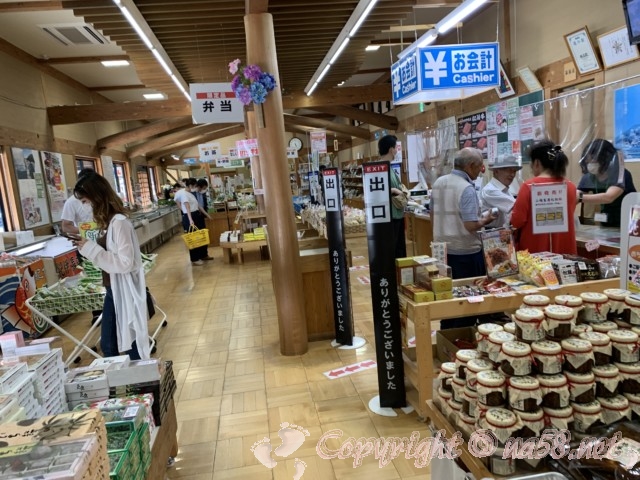「道の駅飯高駅」（三重県松阪市）施設の内側、物産販売