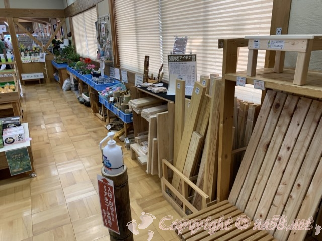 「道の駅飯高駅」（三重県松阪市）施設の内側、木製品